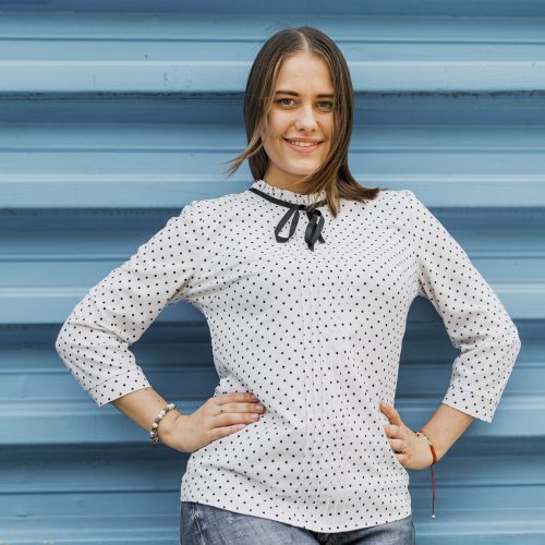front-view-smiley-girl-posing
