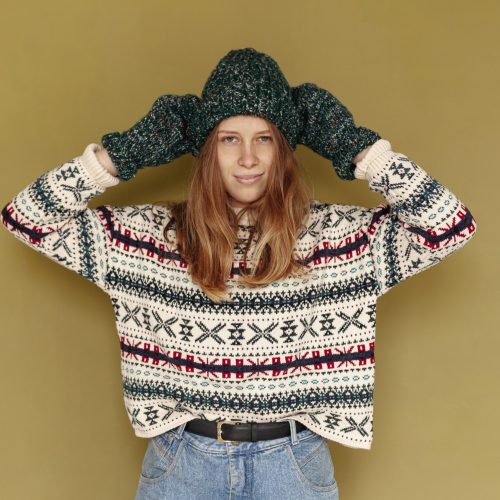 medium-shot-girl-with-hat-gloves-posing